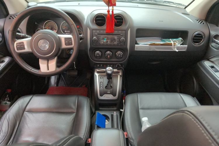 Used Jeep Compass 2014 2.4L four-wheel drive luxury version Center Console