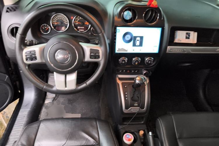 Used Jeep Compass 2014 2.0L two-wheel drive luxury version Center Console