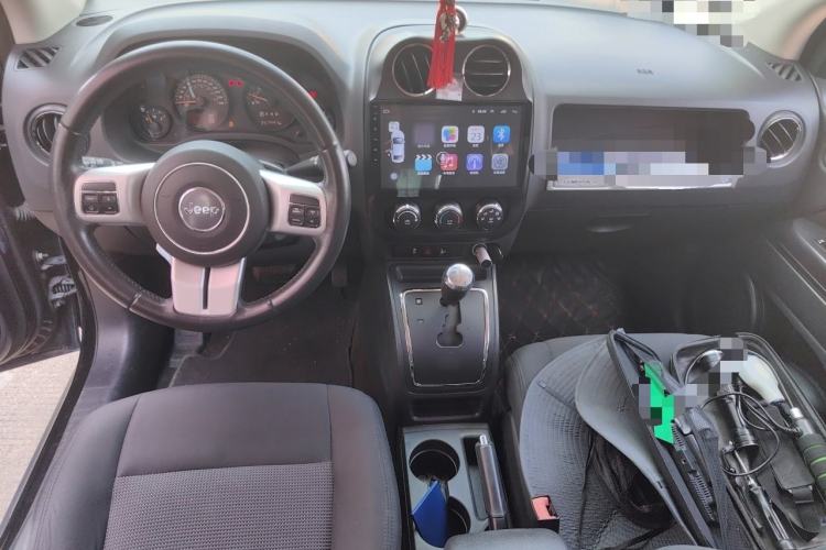 Used Jeep Compass 2014 2.0L two-wheel drive sport version Center Console