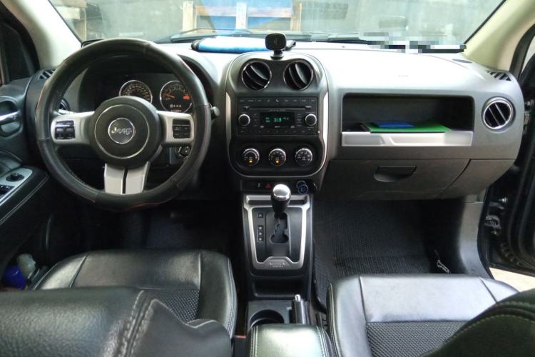 Used Jeep Compass 2014 Revised Version 2.4L Four-Wheel Drive Comfort Edition Center Console
