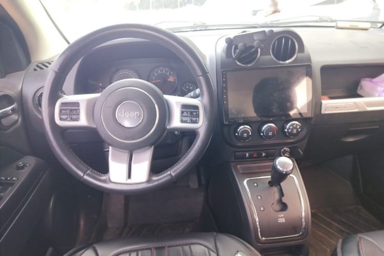 Used Jeep Compass 2014 2.0L two-wheel drive sport version Center Console