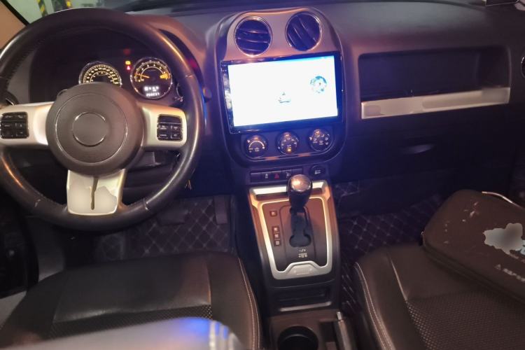 Used Jeep Compass 2014 Revised Version 2.4L Four-Wheel Drive Comfort Edition Center Console