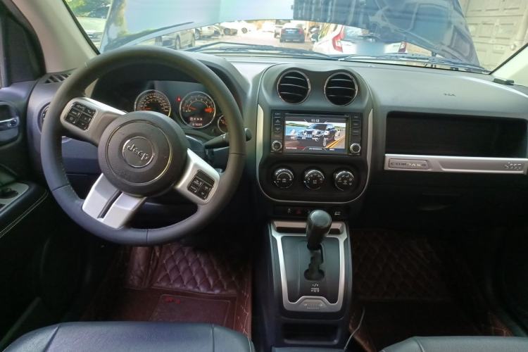 Used Jeep Compass 2014 Revised Version 2.4L Four-Wheel Drive Comfort Edition Center Console