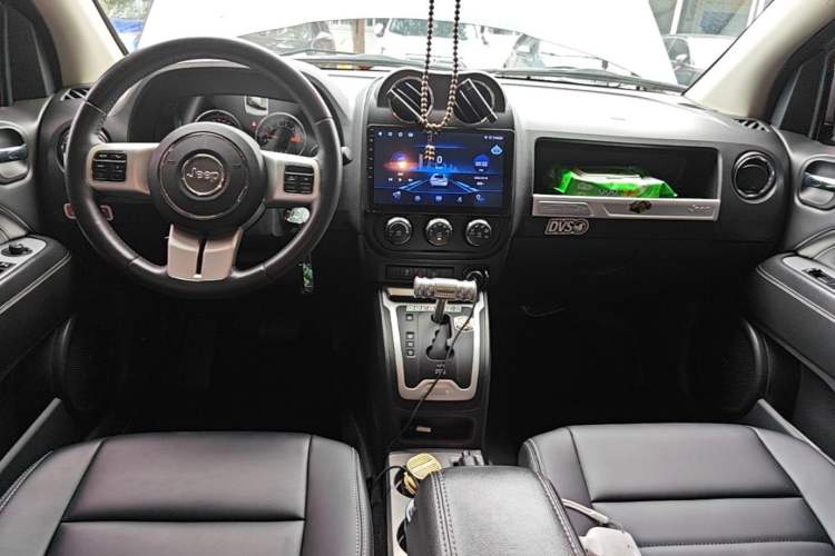 Used Jeep Compass 2014 Revised Version 2.4L Four-Wheel Drive Comfort Edition Center Console