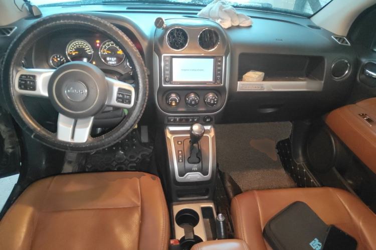 Used Jeep Compass 2014 2.4L four-wheel drive luxury navigation version Center Console