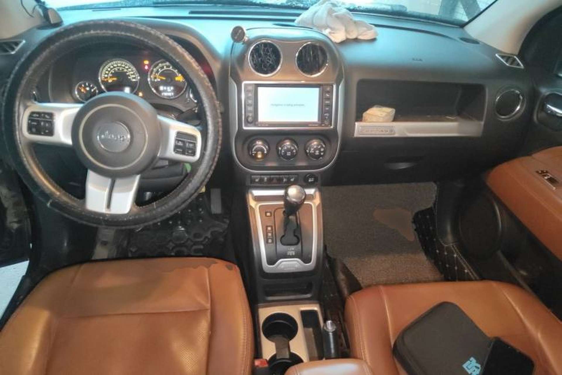 Used Jeep Compass 2014 2.4L four-wheel drive luxury navigation version Center Console