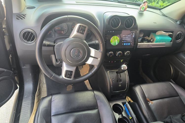Used Jeep Compass 2014 2.0L two-wheel drive sport version Center Console