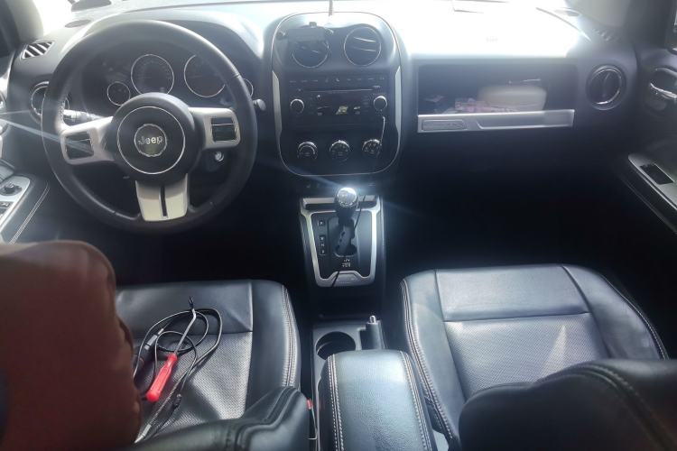 Used Jeep Compass 2014 2.0L two-wheel drive luxury version Center Console