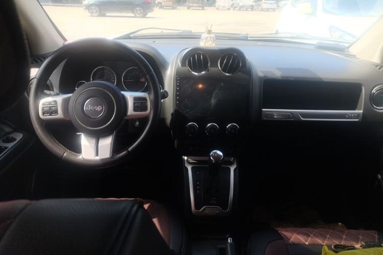Used Jeep Compass 2014 2.0L two-wheel drive luxury version Center Console