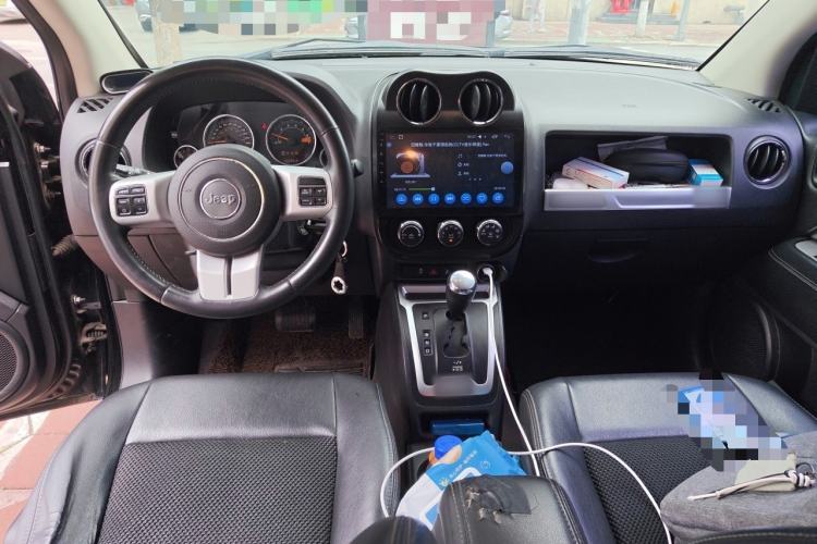 Used Jeep Compass 2014 Revised Version 2.4L Four-Wheel Drive Comfort Edition Center Console