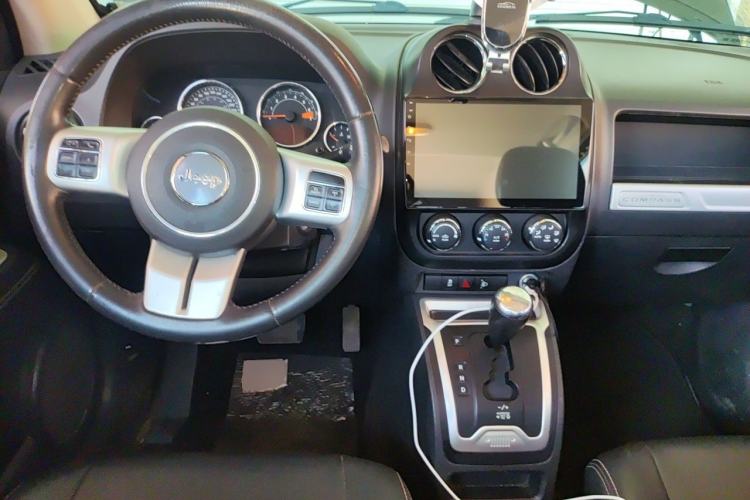 Used Jeep Compass 2014 Revised Version 2.4L Four-Wheel Drive Comfort Edition Center Console