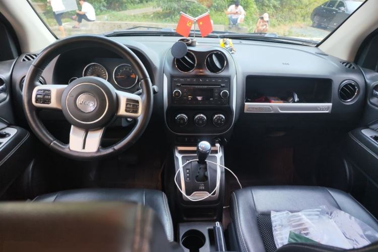 Used Jeep Compass 2014 2.4L Four-Wheel Drive Serpentine Collection Edition Center Console