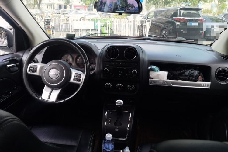 Used Jeep Compass 2014 2.4L four-wheel drive sport version Center Console