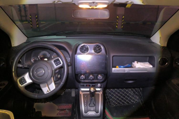 Used Jeep Compass 2014 2.4L four-wheel drive sport version Center Console