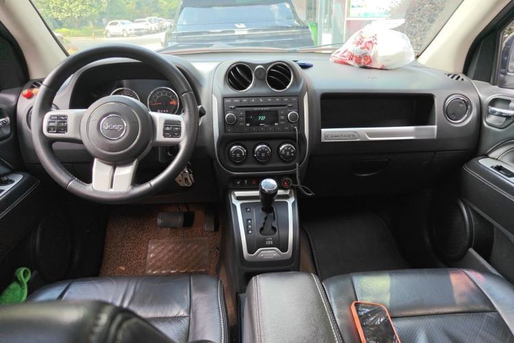 Used Jeep Compass 2014 Revised Version 2.4L Four-Wheel Drive Luxury Edition Center Console