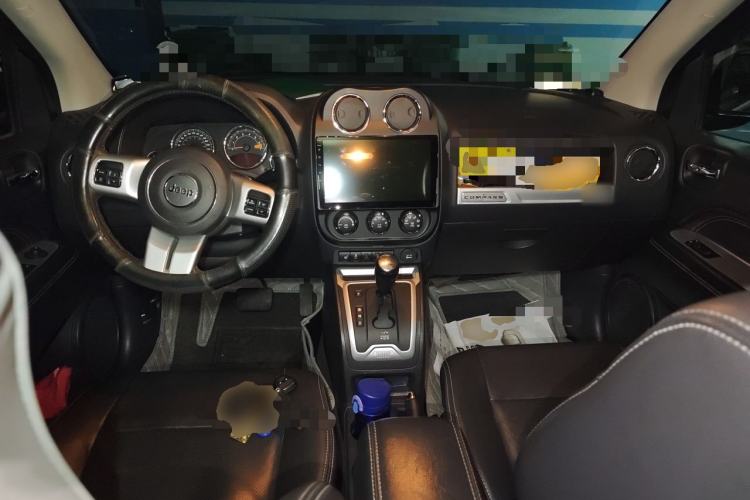 Used Jeep Compass 2014 2.0L two-wheel drive luxury version Center Console
