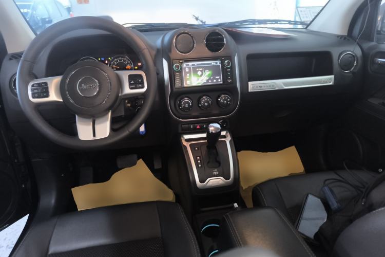 Used Jeep Compass 2014 Revised Version 2.4L Four-Wheel Drive Comfort Edition Center Console