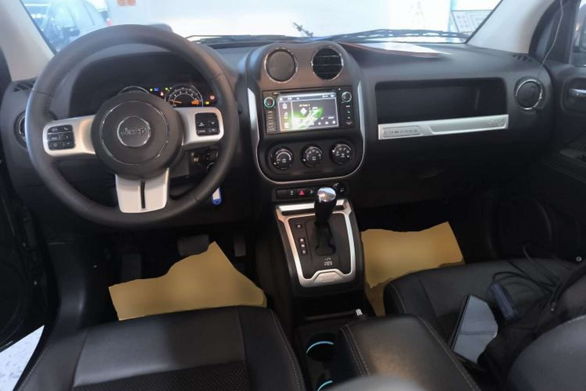 Used Jeep Compass 2014 Revised Version 2.4L Four-Wheel Drive Comfort Edition Center Console