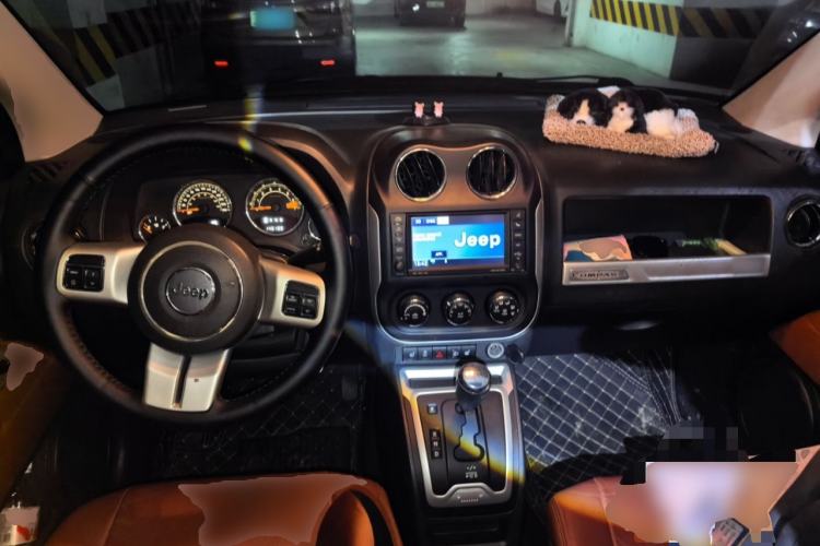 Used Jeep Compass 2014 2.4L four-wheel drive luxury navigation version Center Console