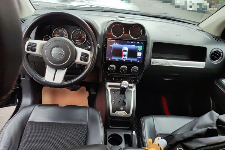 Used Jeep Compass 2014 Revised Version 2.4L Four-Wheel Drive Comfort Edition Center Console