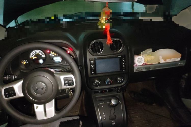 Used Jeep Compass 2014 2.0L two-wheel drive sport version Center Console