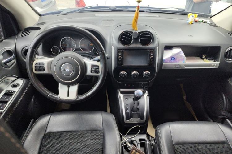 Used Jeep Compass 2014 Revised Version 2.4L Four-Wheel Drive Comfort Edition Center Console
