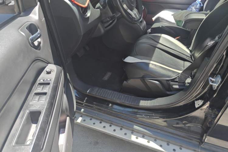 Used Jeep Compass 2014 2.0L two-wheel drive sport version Driver Seat