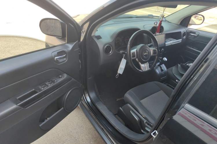 Used Jeep Compass 2014 2.0L two-wheel drive sport version Driver Seat