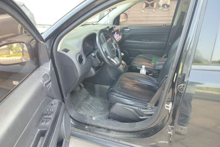Used Jeep Compass 2014 2.0L two-wheel drive sport version Driver Seat