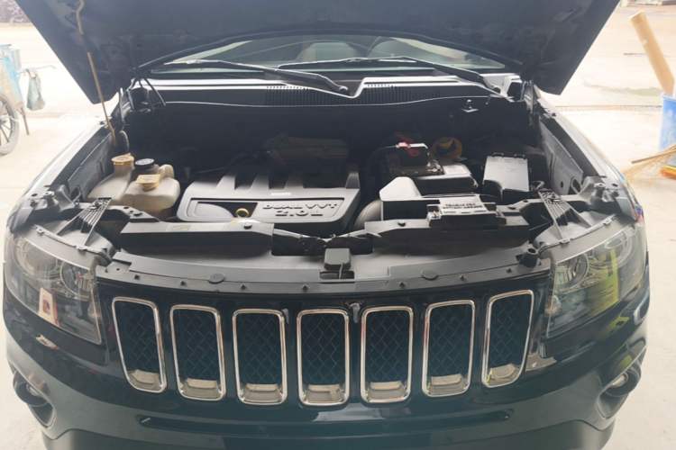 Used Jeep Compass 2014 2.0L two-wheel drive sport version Engine Bay