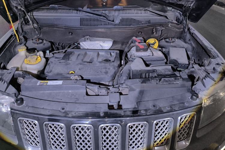 Used Jeep Compass 2014 2.0L two-wheel drive luxury version Engine Bay