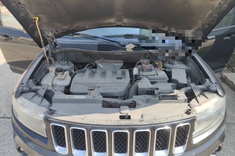 Used Jeep Compass 2014 2.0L two-wheel drive sport version Engine Bay