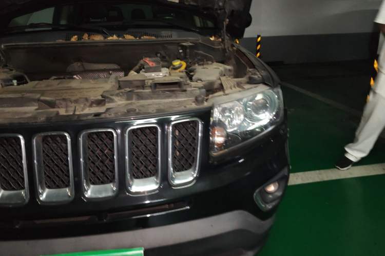 Used Jeep Compass 2014 2.4L four-wheel drive sport version Engine Bay Left