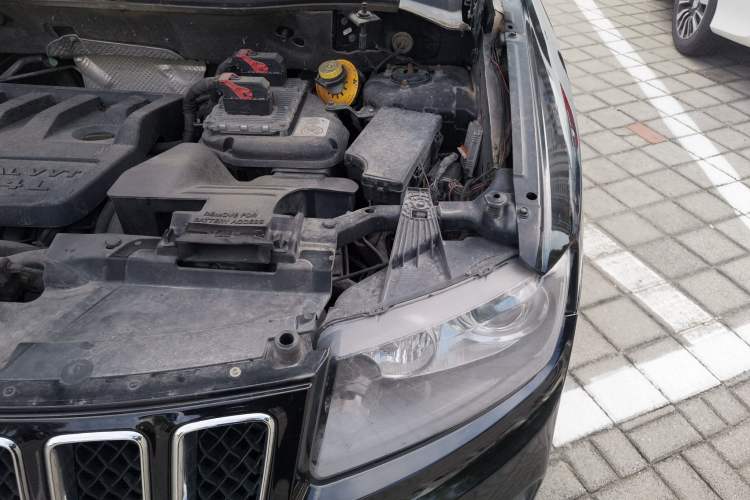 Used Jeep Compass 2014 2.4L four-wheel drive sport version Engine Bay Left