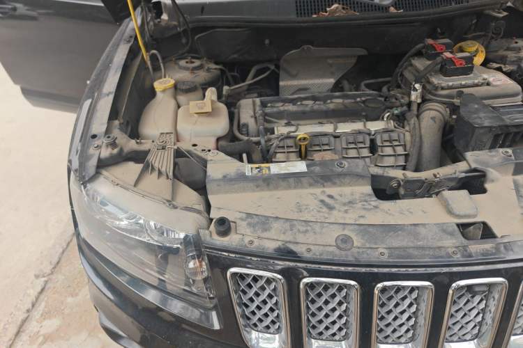 Used Jeep Compass 2014 2.4L four-wheel drive luxury version Engine Bay Right