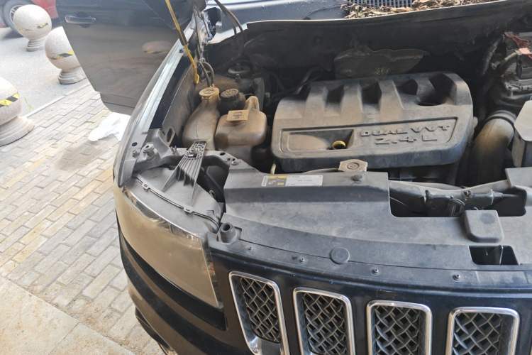 Used Jeep Compass 2014 2.4L four-wheel drive luxury version Engine Bay Right
