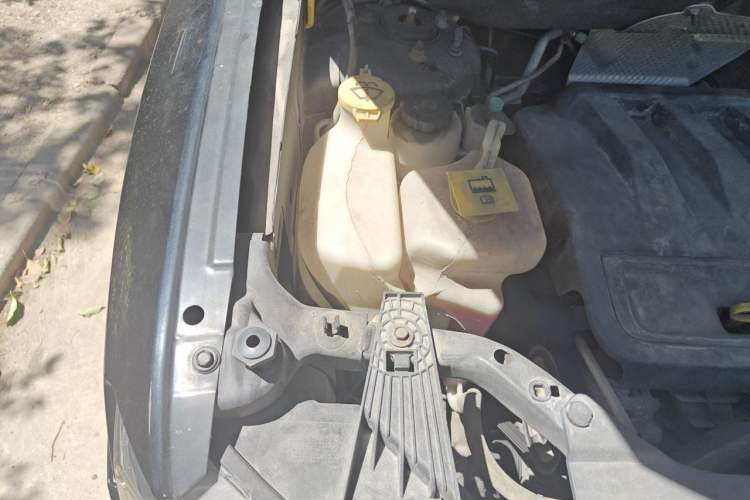 Used Jeep Compass 2014 2.0L two-wheel drive sport version Engine Bay Right