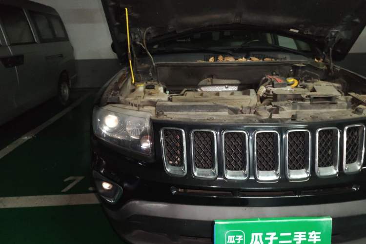 Used Jeep Compass 2014 2.4L four-wheel drive sport version Engine Bay Right