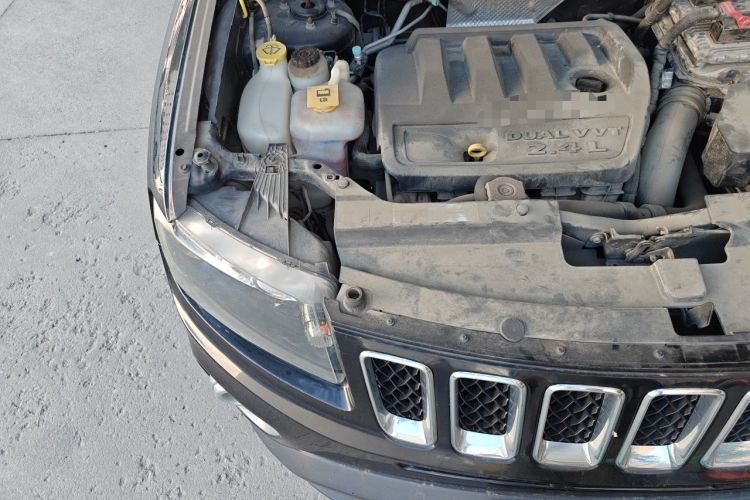 Used Jeep Compass 2014 2.4L four-wheel drive sport version Engine Bay Right
