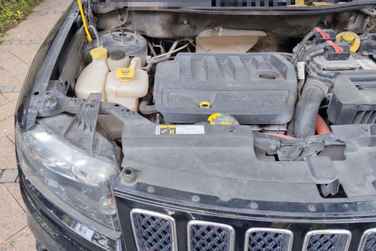 Used Jeep Compass 2014 2.0L two-wheel drive sport version Engine Bay Right