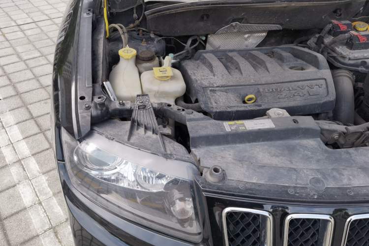 Used Jeep Compass 2014 2.4L four-wheel drive sport version Engine Bay Right