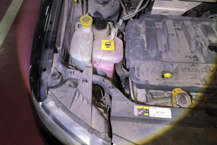Used Jeep Compass 2014 2.4L four-wheel drive sport version Engine Bay Right