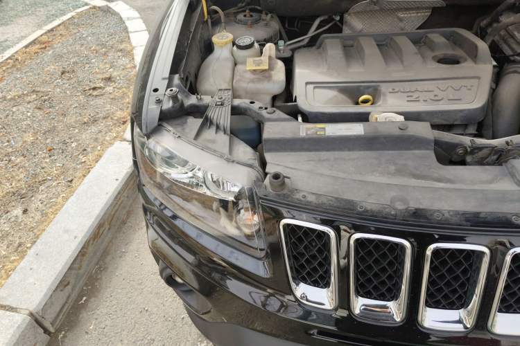 Used Jeep Compass 2014 2.0L two-wheel drive sport version Engine Bay Right