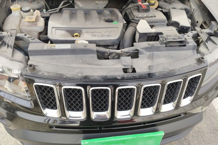 Used Jeep Compass 2014 2.0L two-wheel drive sport version Engine Bay