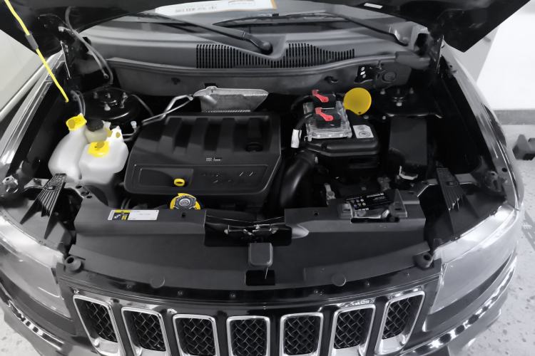 Used Jeep Compass 2014 Revised Version 2.4L Four-Wheel Drive Comfort Edition Engine Bay