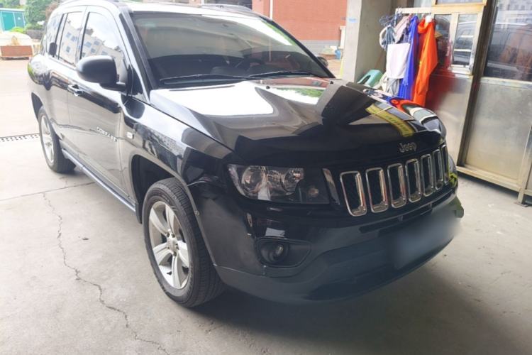 Used Jeep Compass 2014 2.0L two-wheel drive sport version Front Right 45 Deg