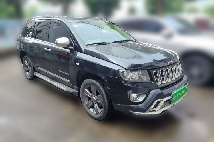 Used Jeep Compass 2014 2.4L four-wheel drive sport version Front Right 45 Deg