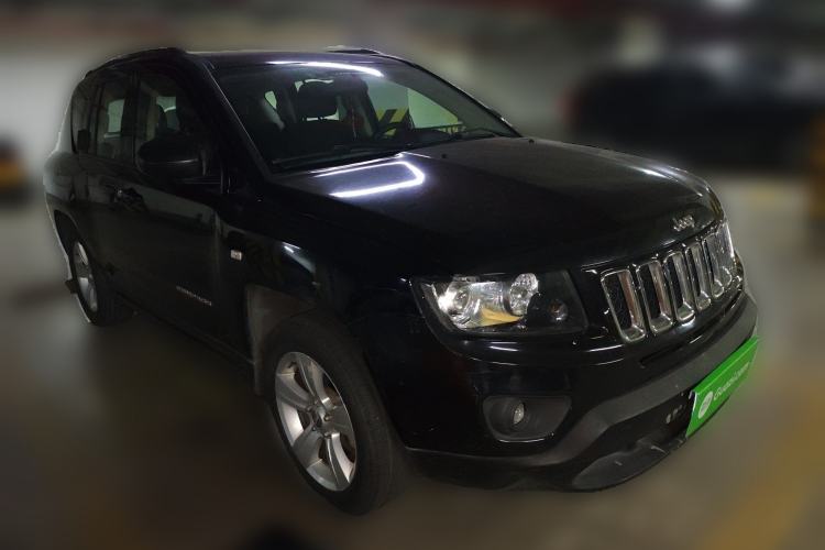 Used Jeep Compass 2014 2.0L two-wheel drive sport version Front Right 45 Deg