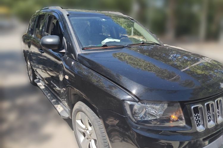 Used Jeep Compass 2014 2.0L two-wheel drive sport version Front Right 45 Deg