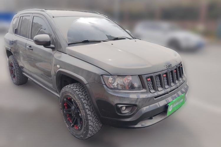 Used Jeep Compass 2014 2.4L Four-Wheel Drive Serpentine Collection Edition Front Right 45 Deg